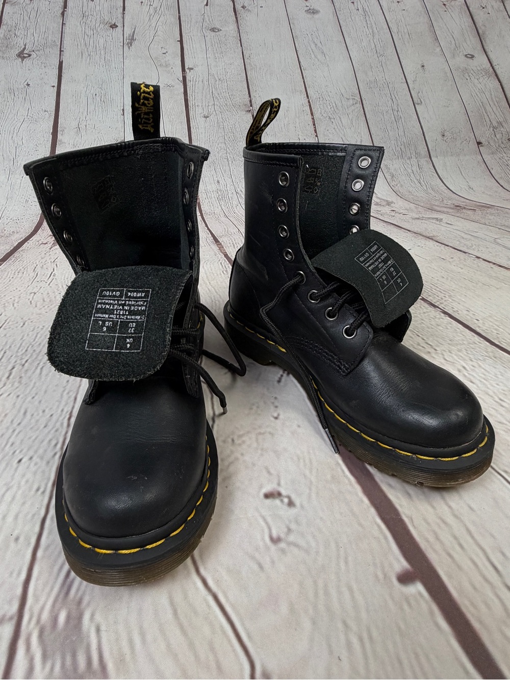 DR. MARTENS 11821 Air Wair black leather combat boots with yellow stitching sz 6 - Picture 2 of 12